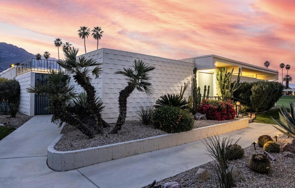 399 Desert Lakes Drive