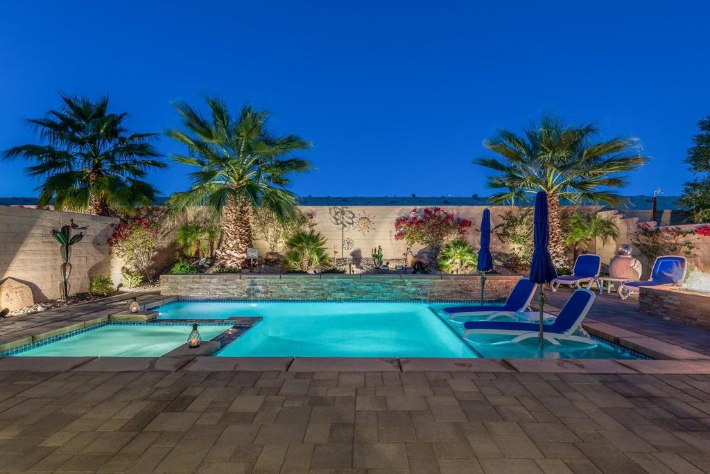 81608 Avenida Viesca