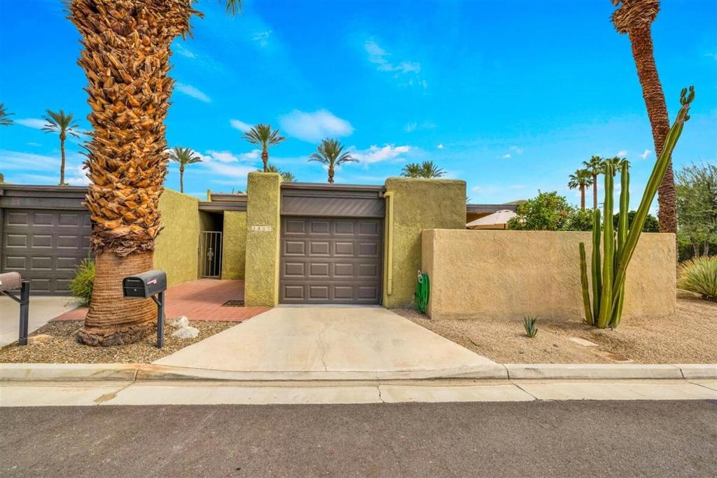 5822 Palm Oasis Street