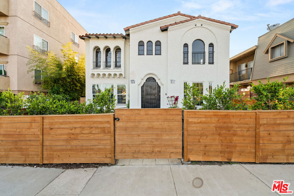 511 1/2 Hobart Boulevard
