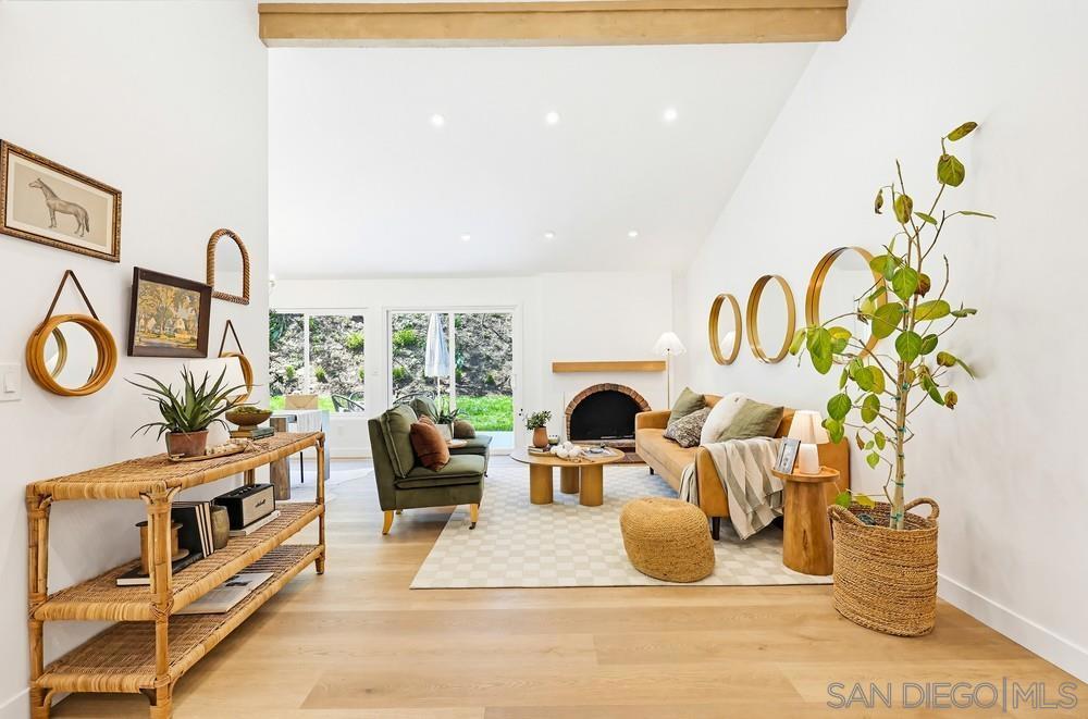 725 Santa Florencia