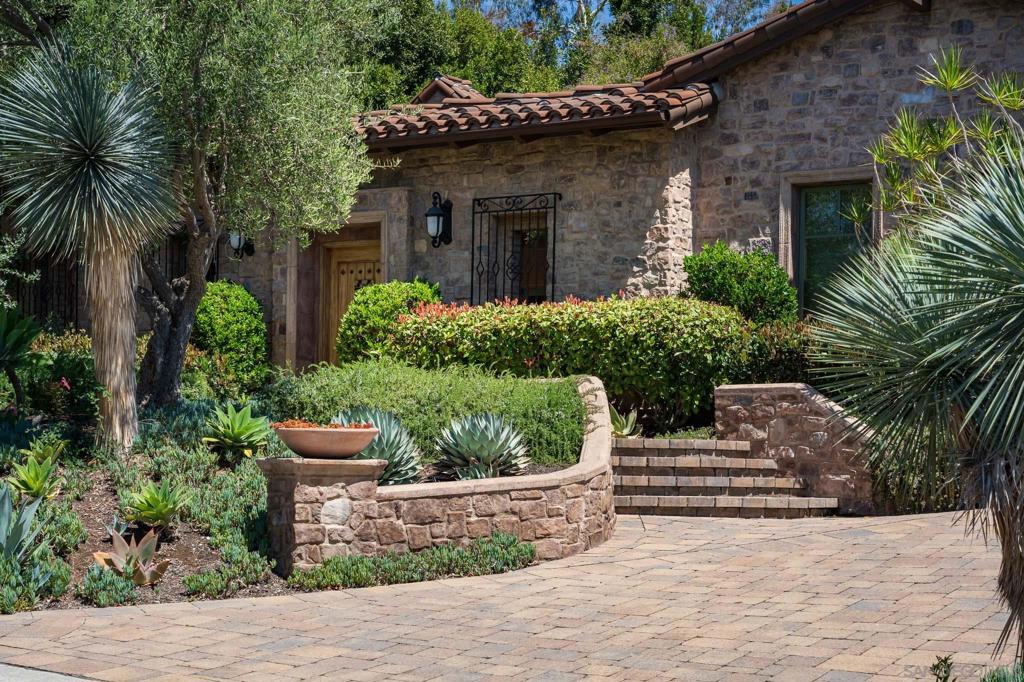 18504 Calle La Serra