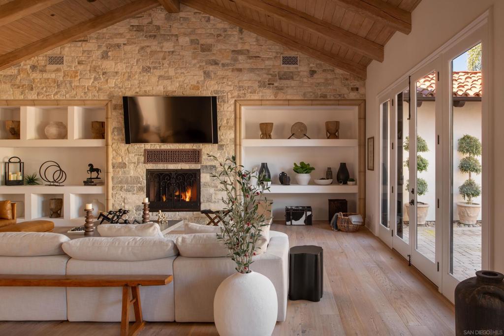 16364 Via Cazadero