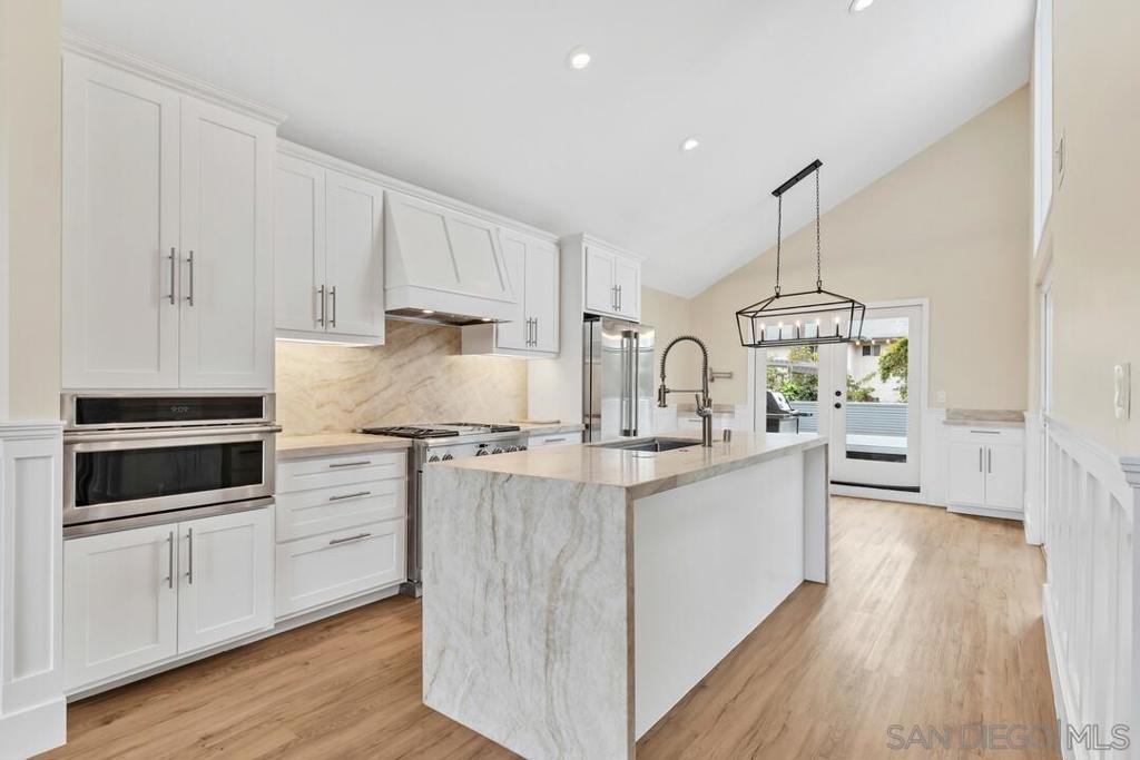 1987 Chalcedony St.
