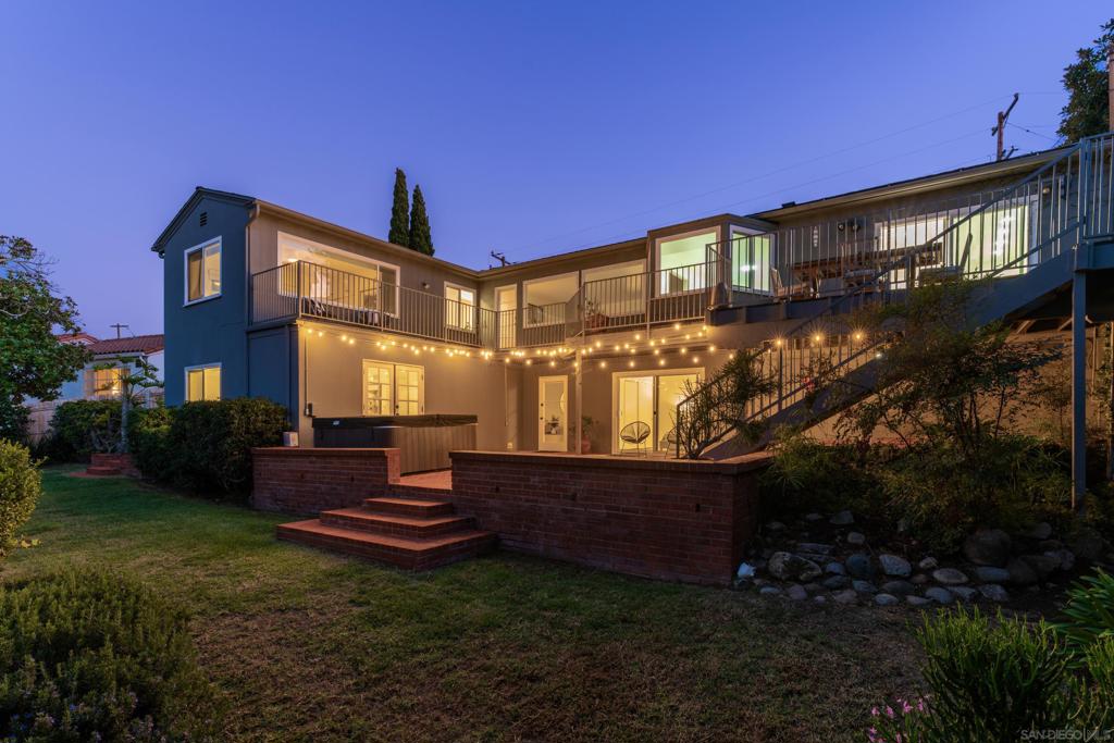 7850 Roseland Dr