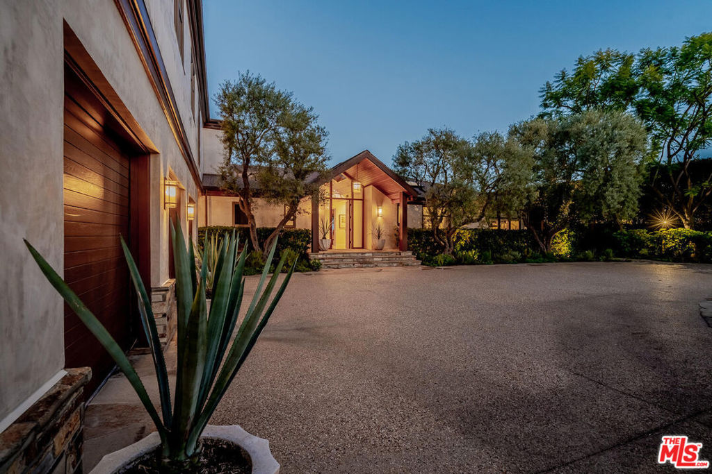 2232 Stradella Road