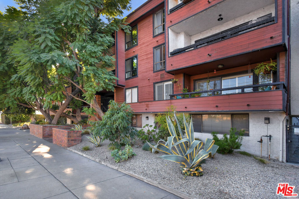 4425 Whitsett Avenue