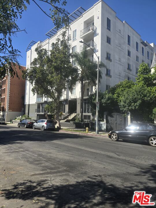 733 Manhattan Place