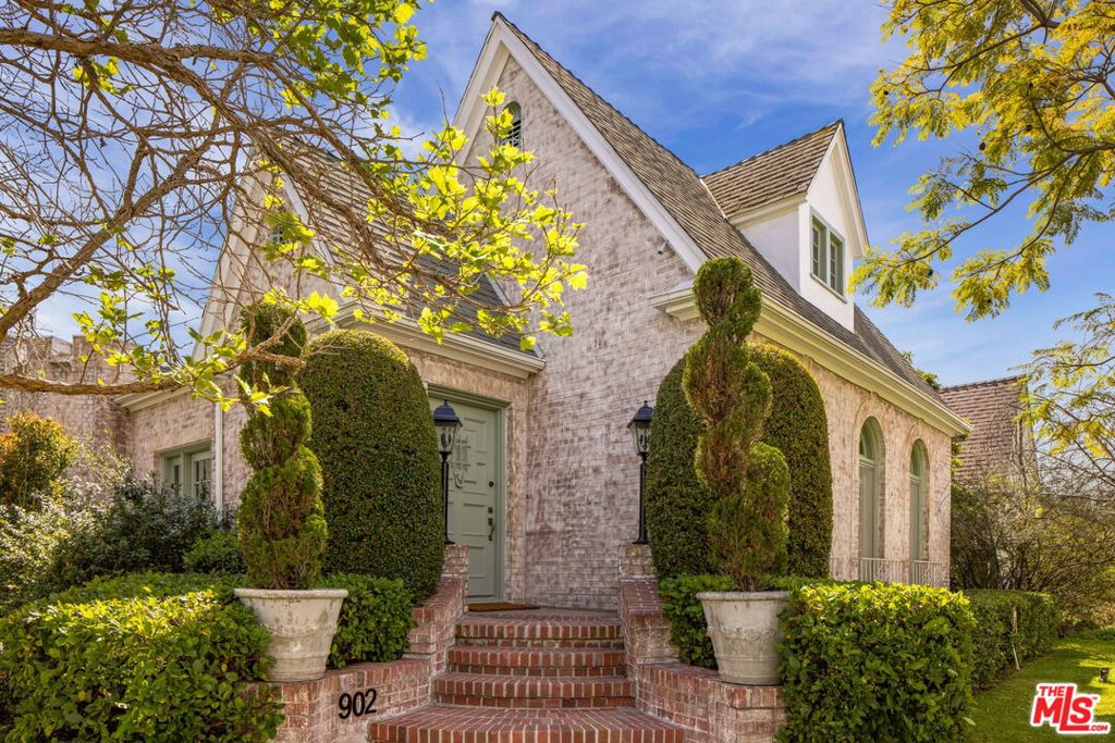 902 Citrus Avenue