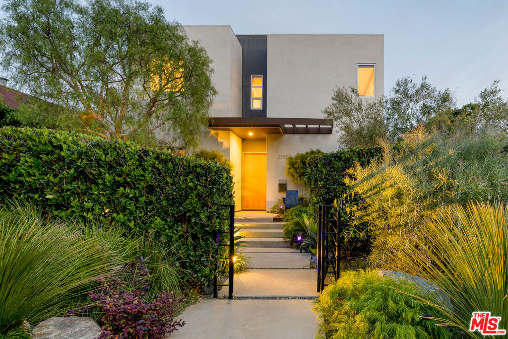 2102 Pier Avenue