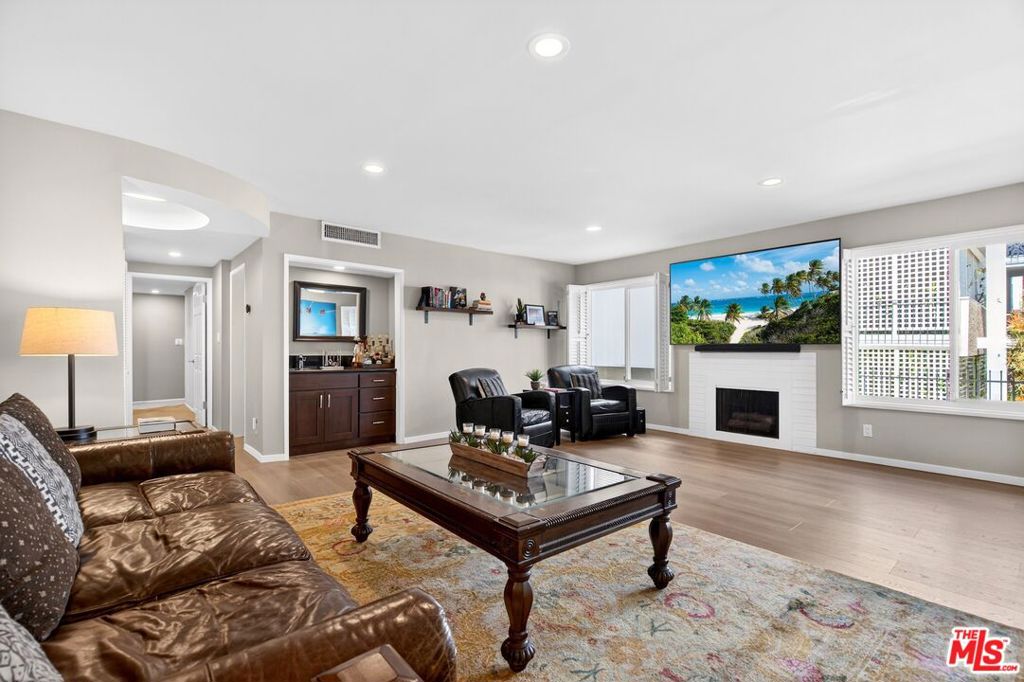 831 Gretna Green Way