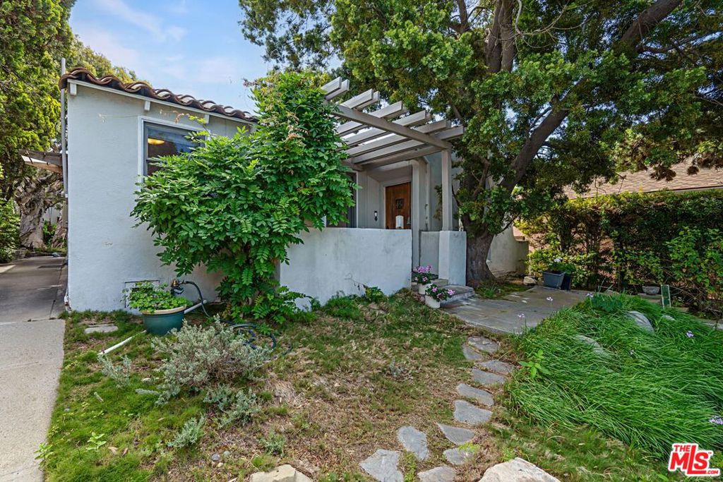 2138 Holmby Avenue