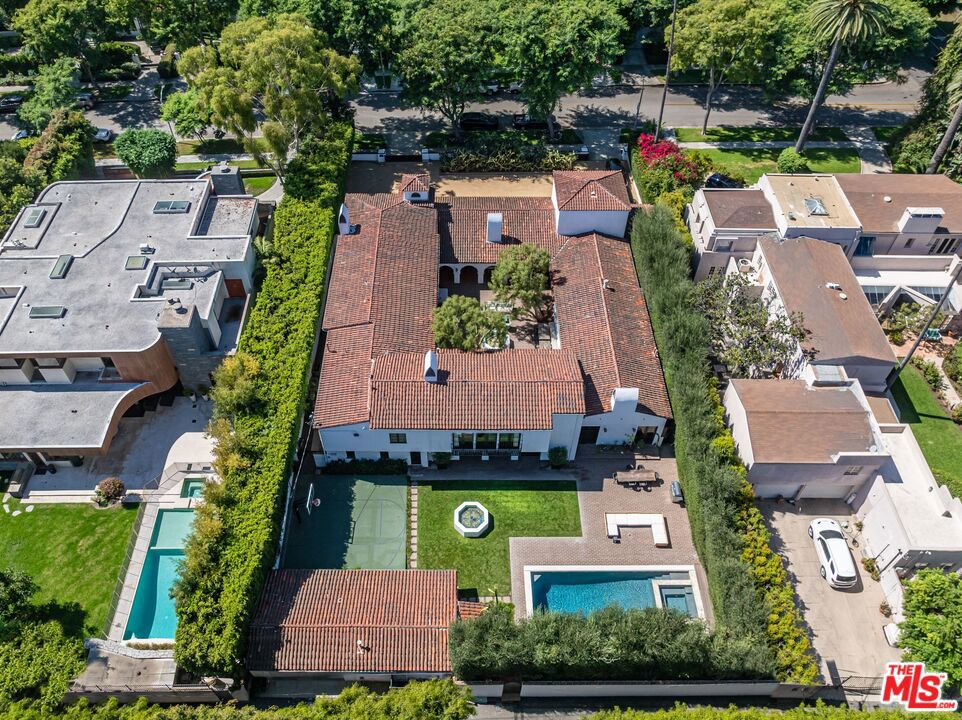 820 Roxbury Drive