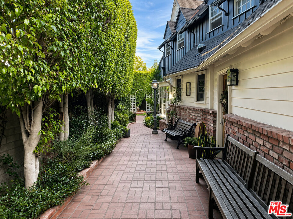 800 Cinthia Street