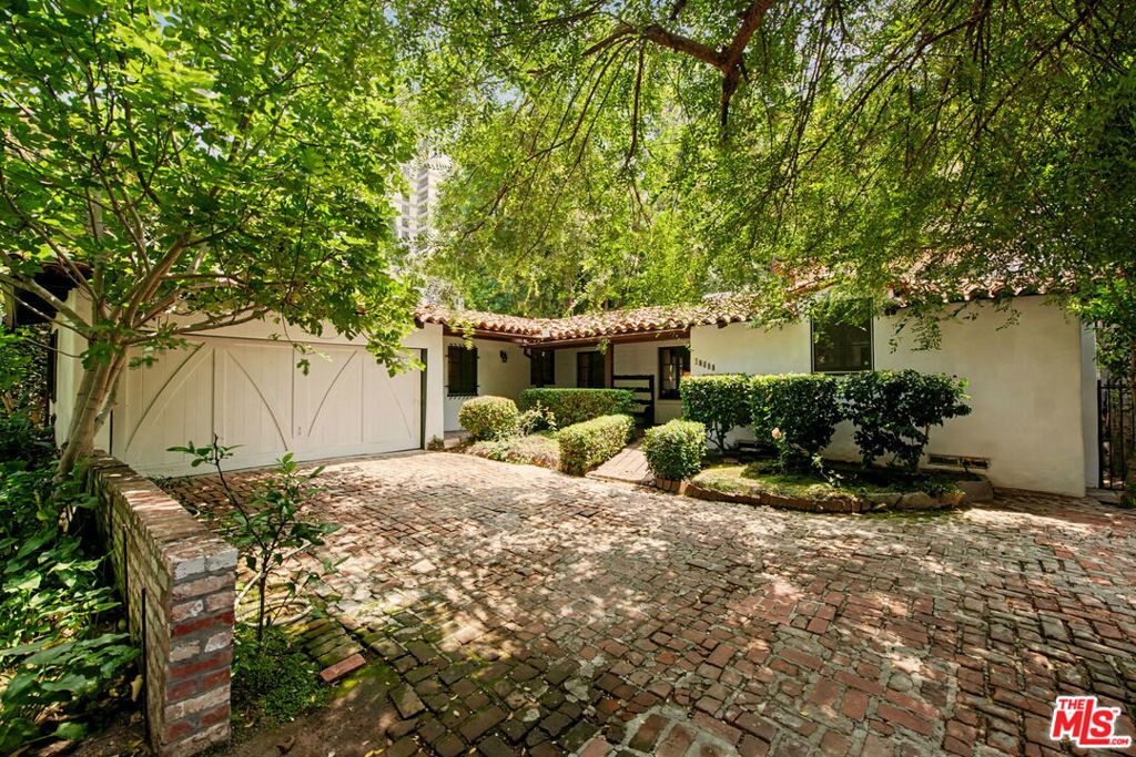 10484 Lindbrook Drive