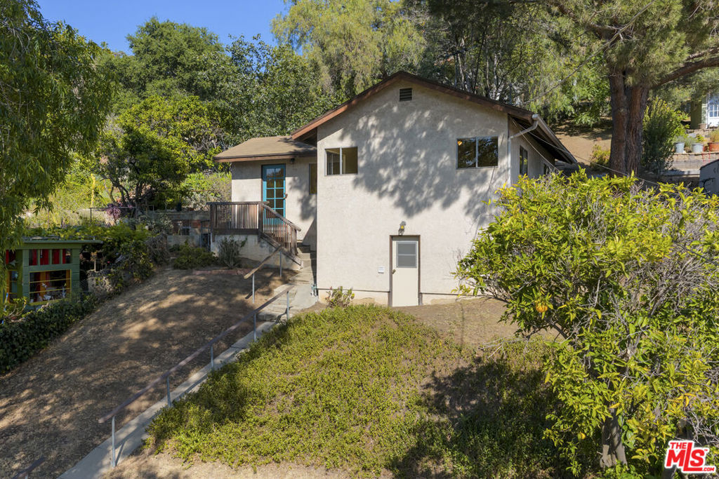 2024 Valentine Street