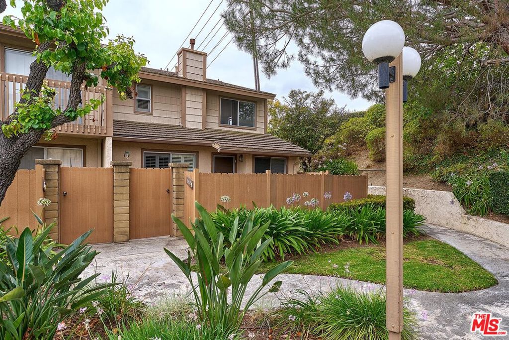 1575 Avenida Selva