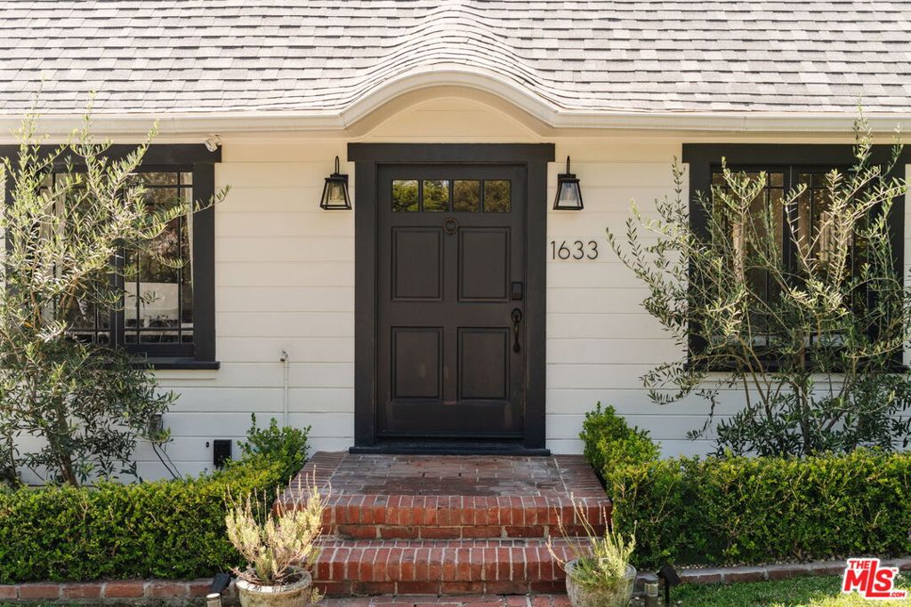 1633 Curson Avenue
