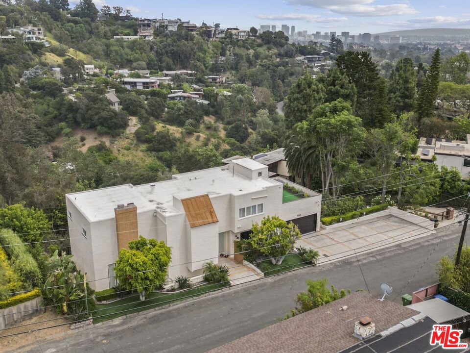 1052 Kenter Avenue