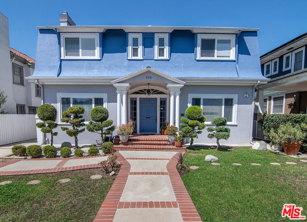 895 Bronson Avenue