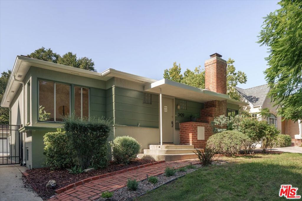 2429 Glenoaks Boulevard