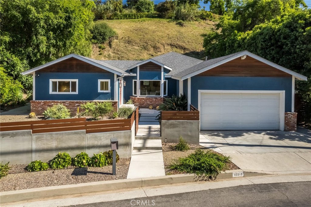 10210 La Canada