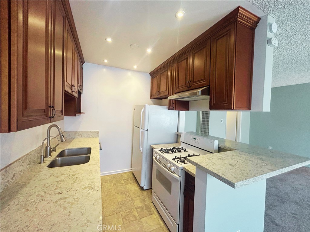 1522 S Centinela Ave