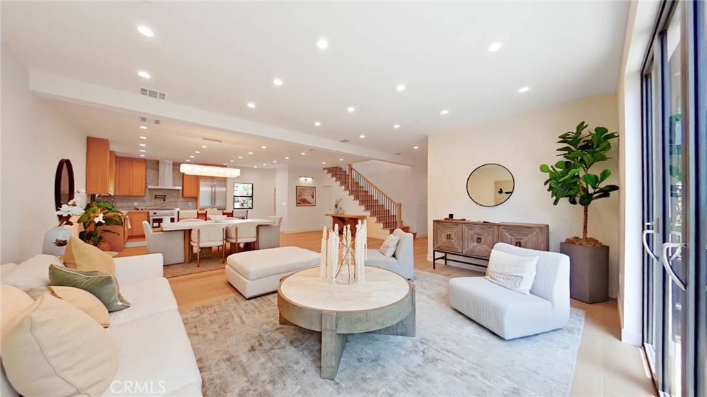 3651 Roselawn