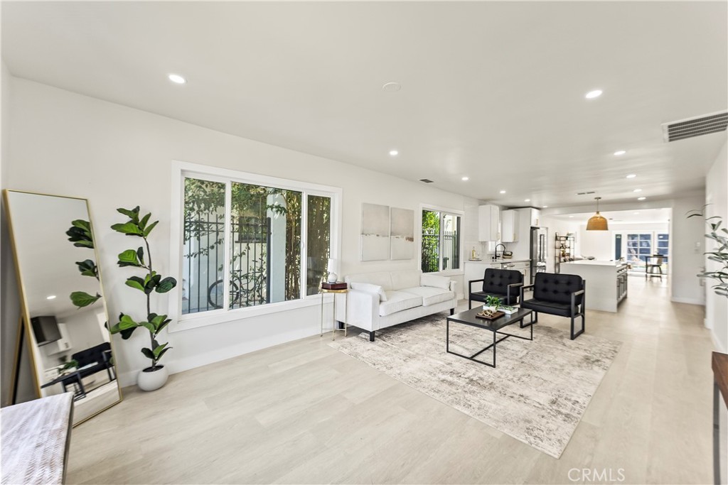 2942 West View