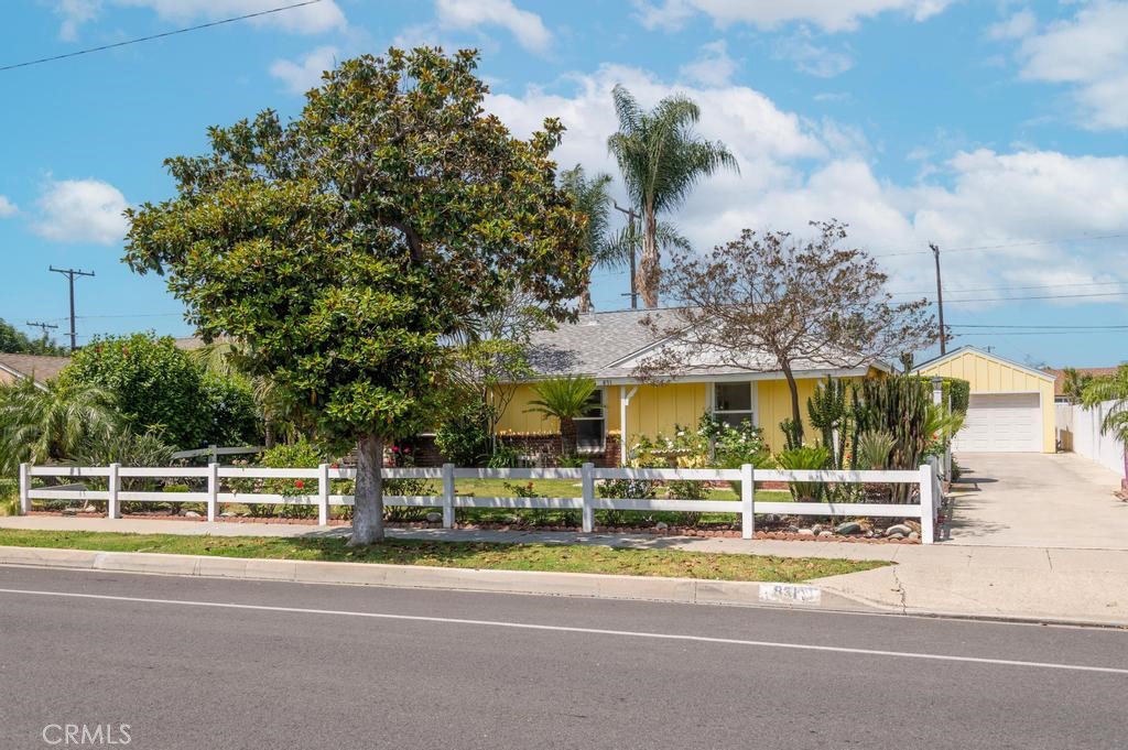 831 Hampstead