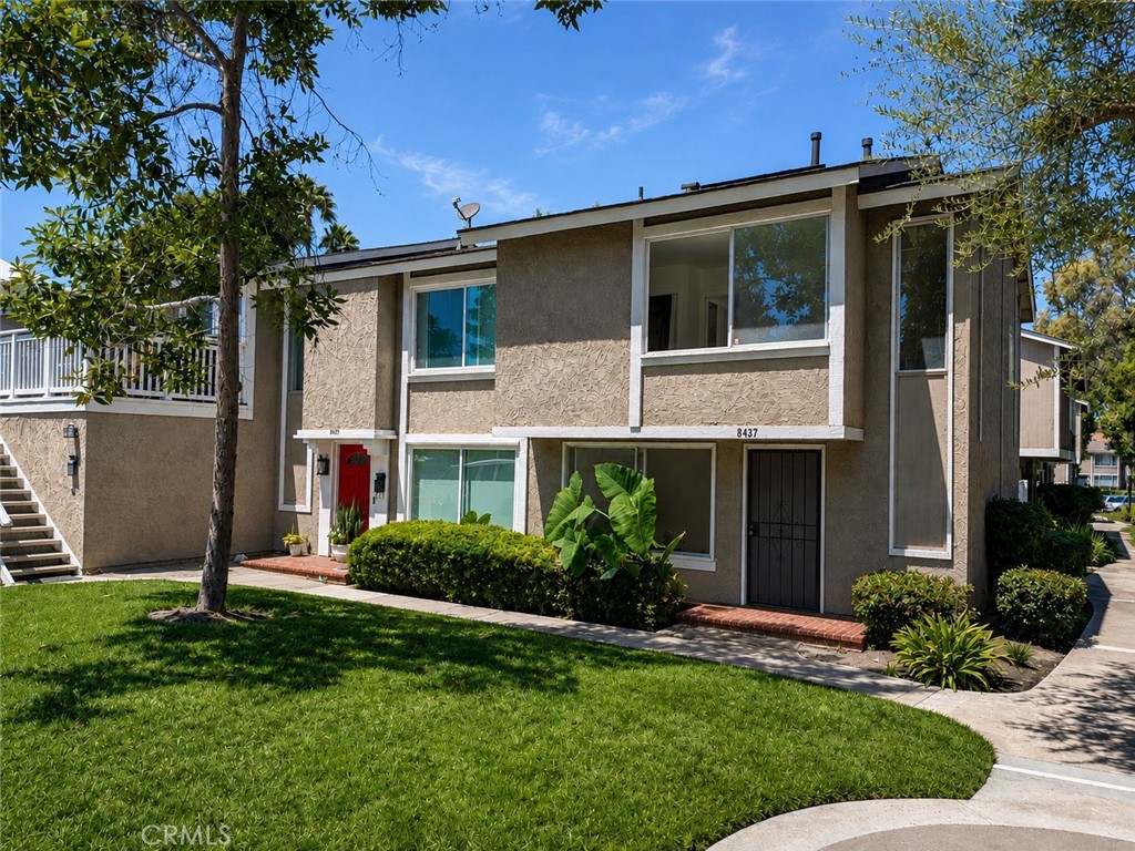 8437 El Arroyo