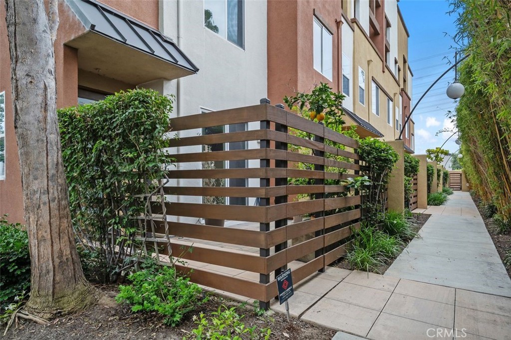 1608 Artesia Square