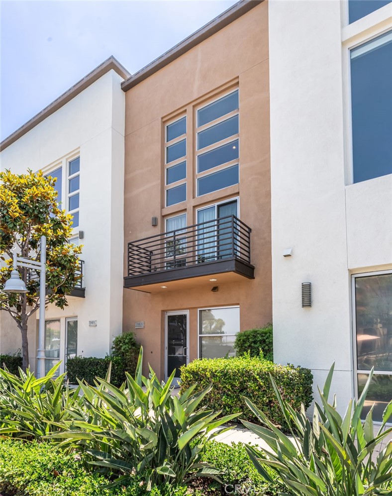 1540 Artesia Square