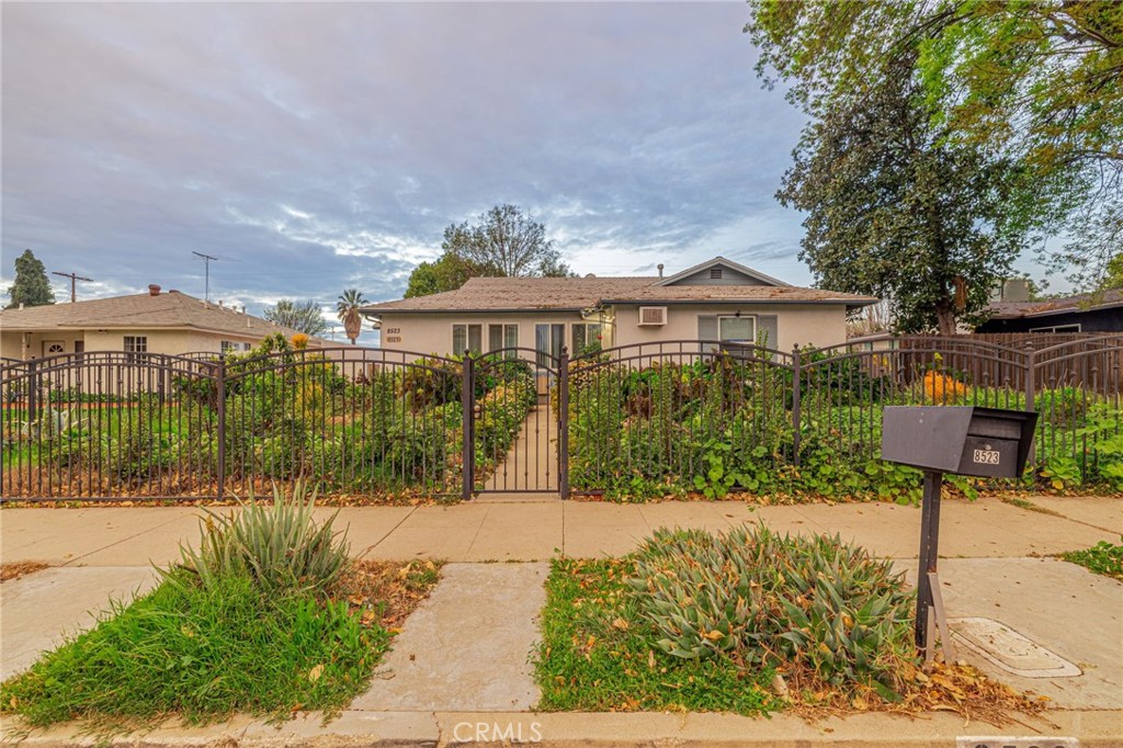 8523 & 8521 Lindley Avenue