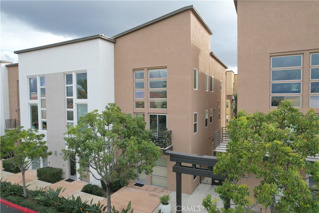 1540 Artesia Square