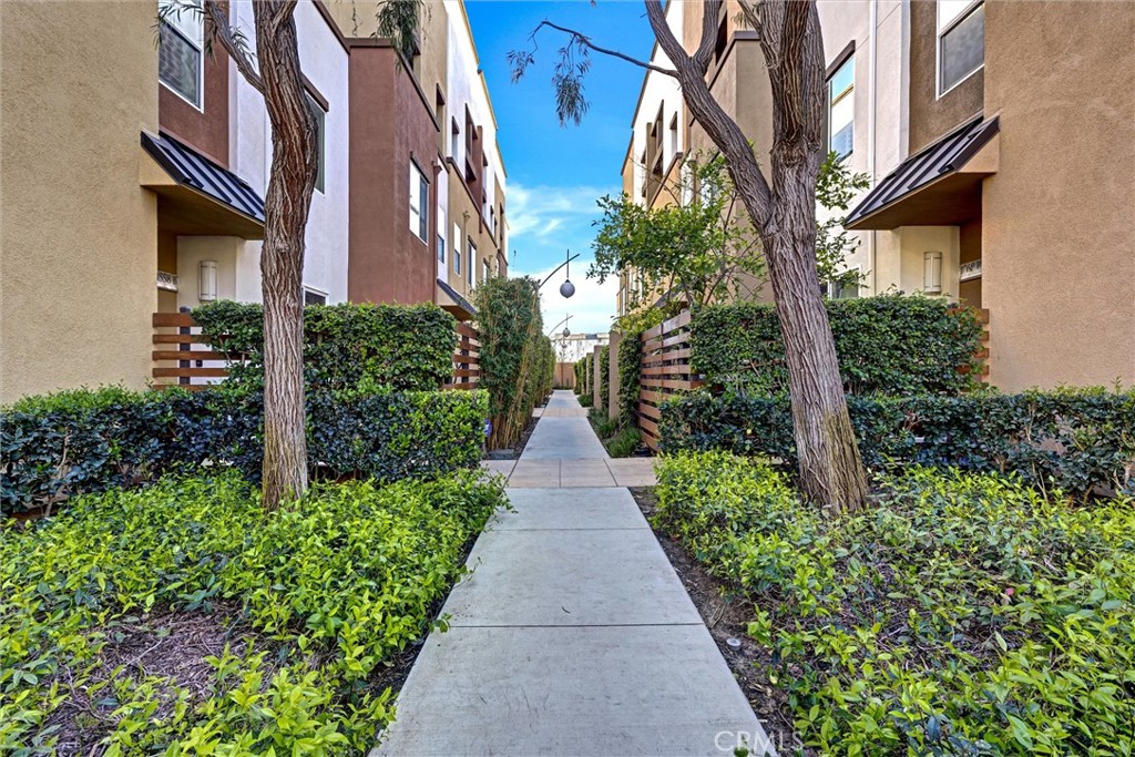 1568 Artesia Square