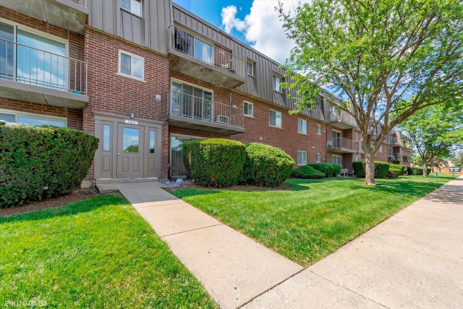586 FAIRWAY VIEW Drive