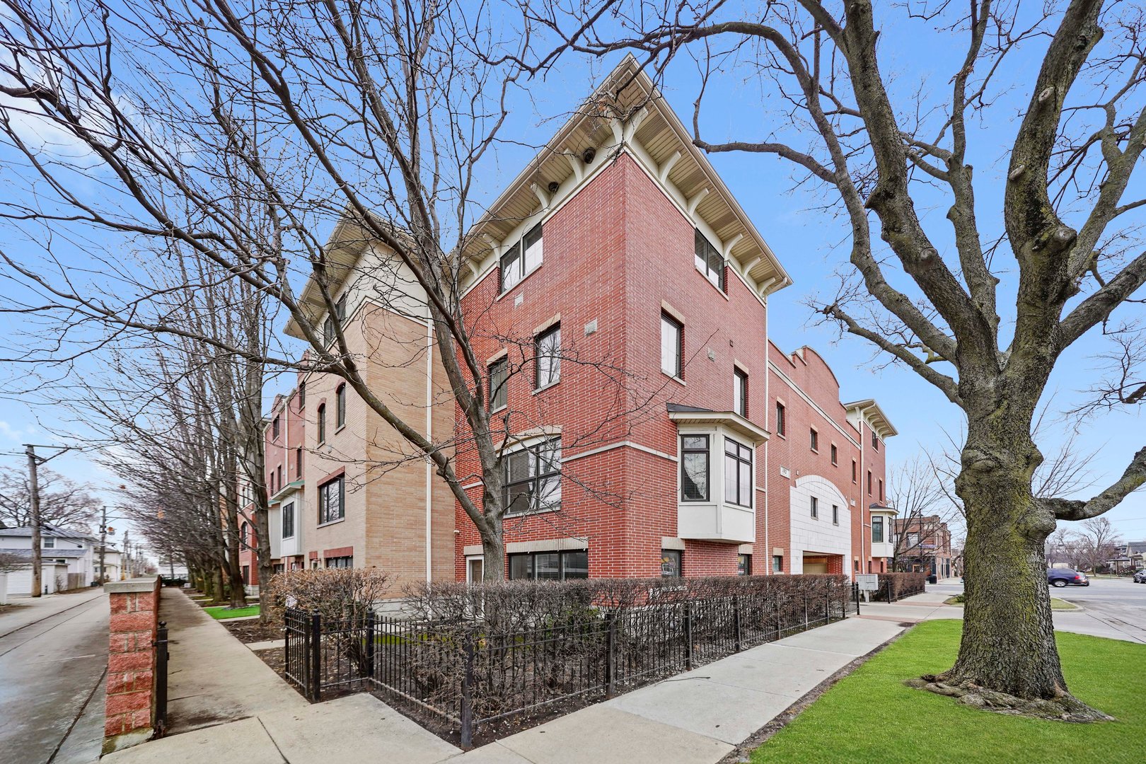 1192 CLARENCE Avenue
