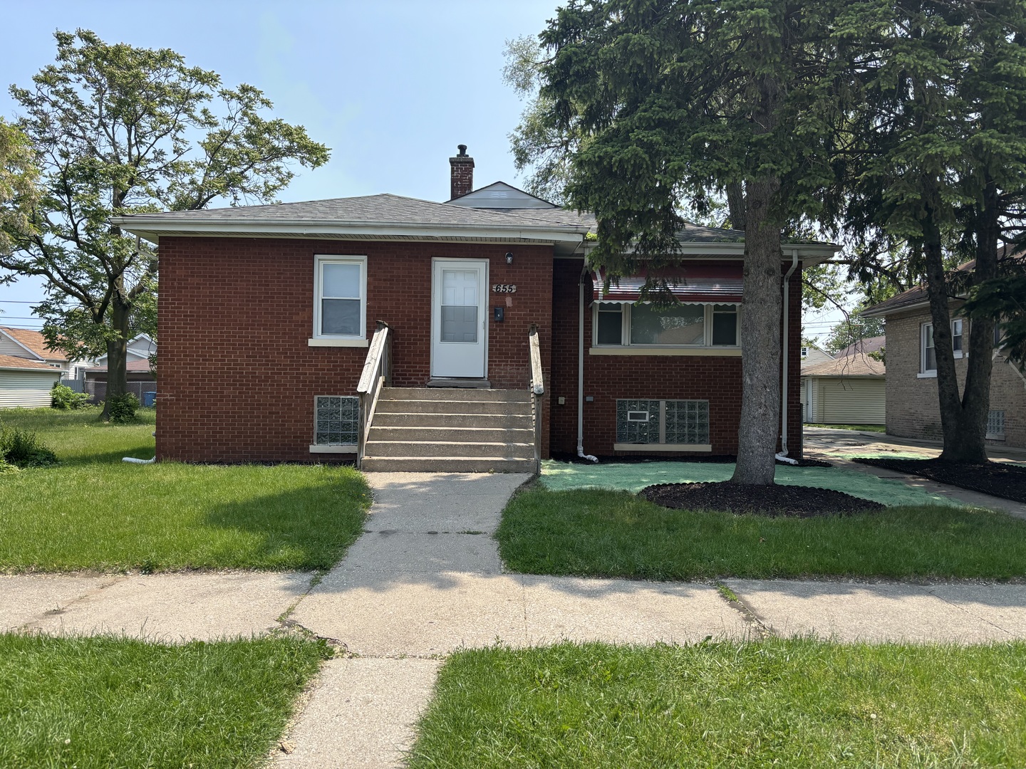 655 HIRSCH Avenue