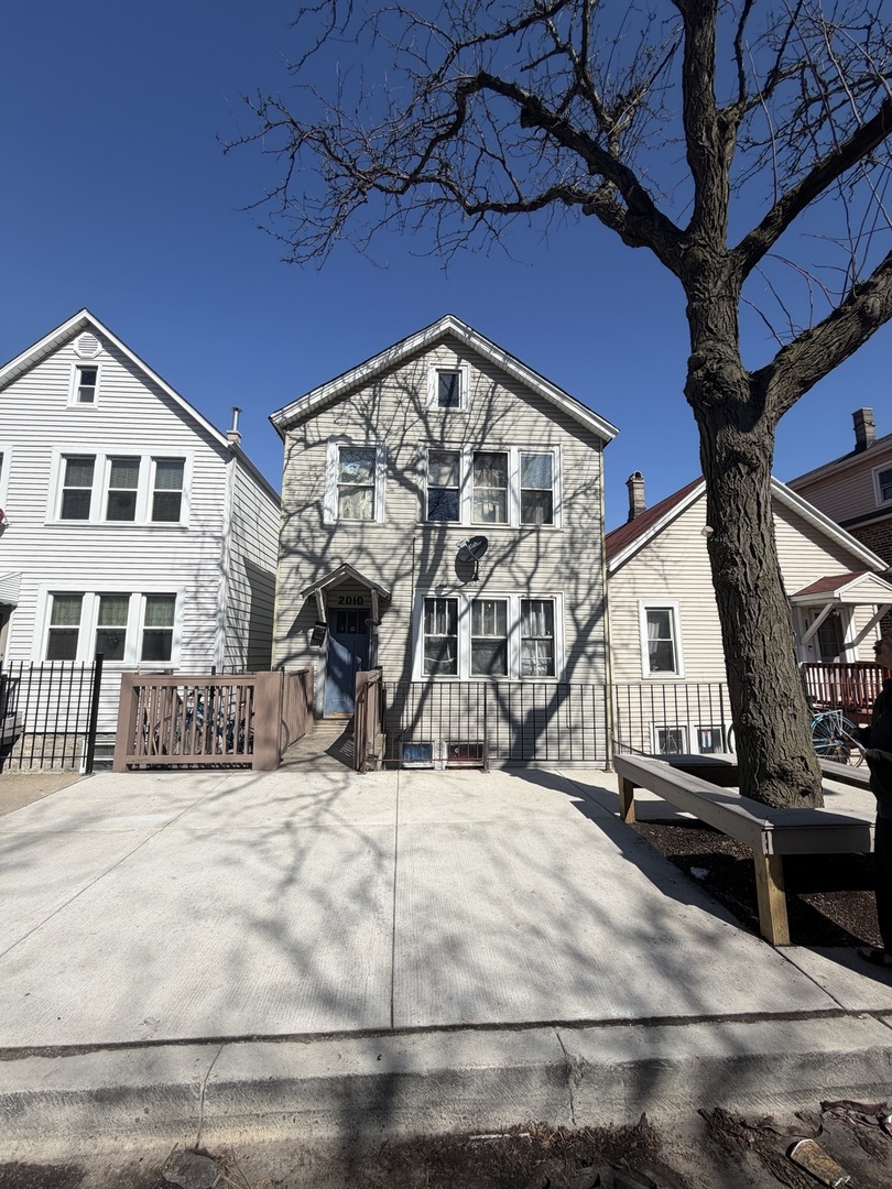 2010 Cullerton Street