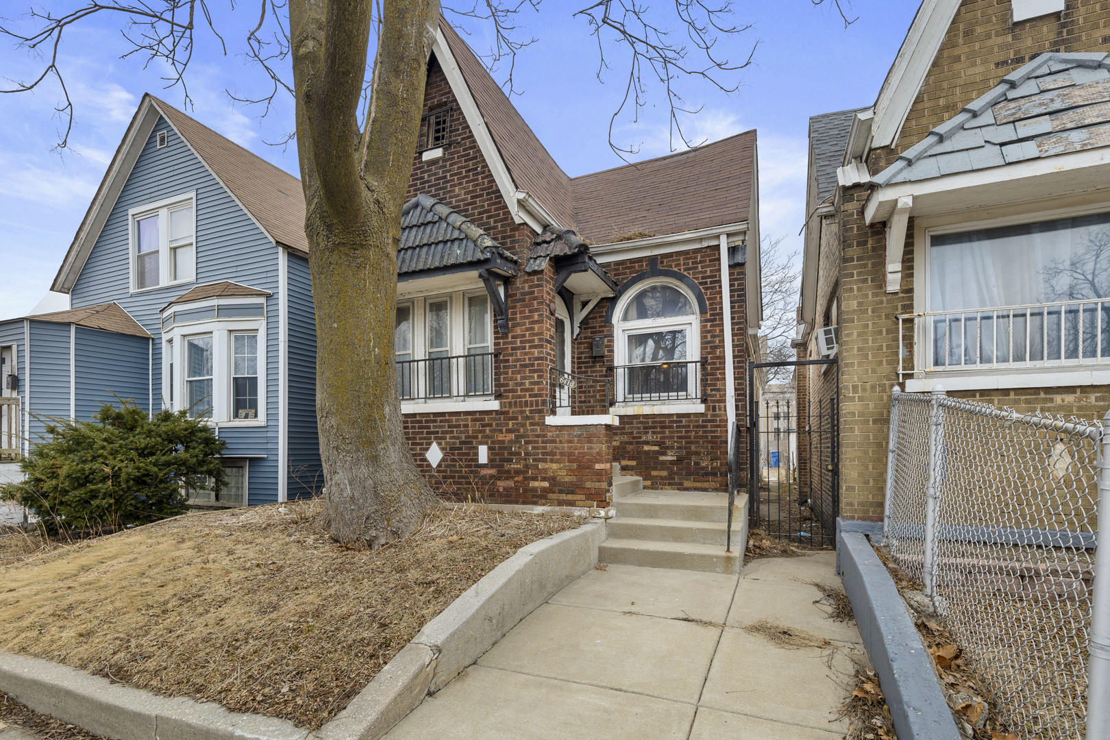6113 Damen Avenue