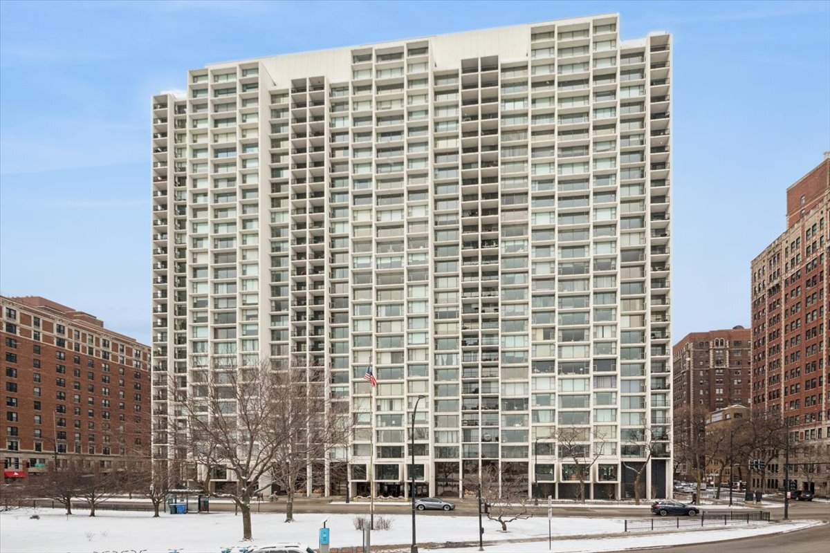 3200 Lake Shore Drive