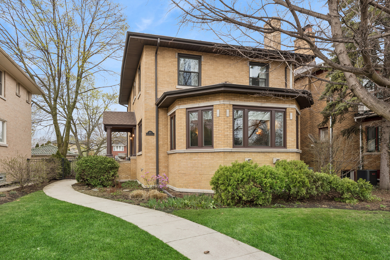 943 Oak Park Avenue
