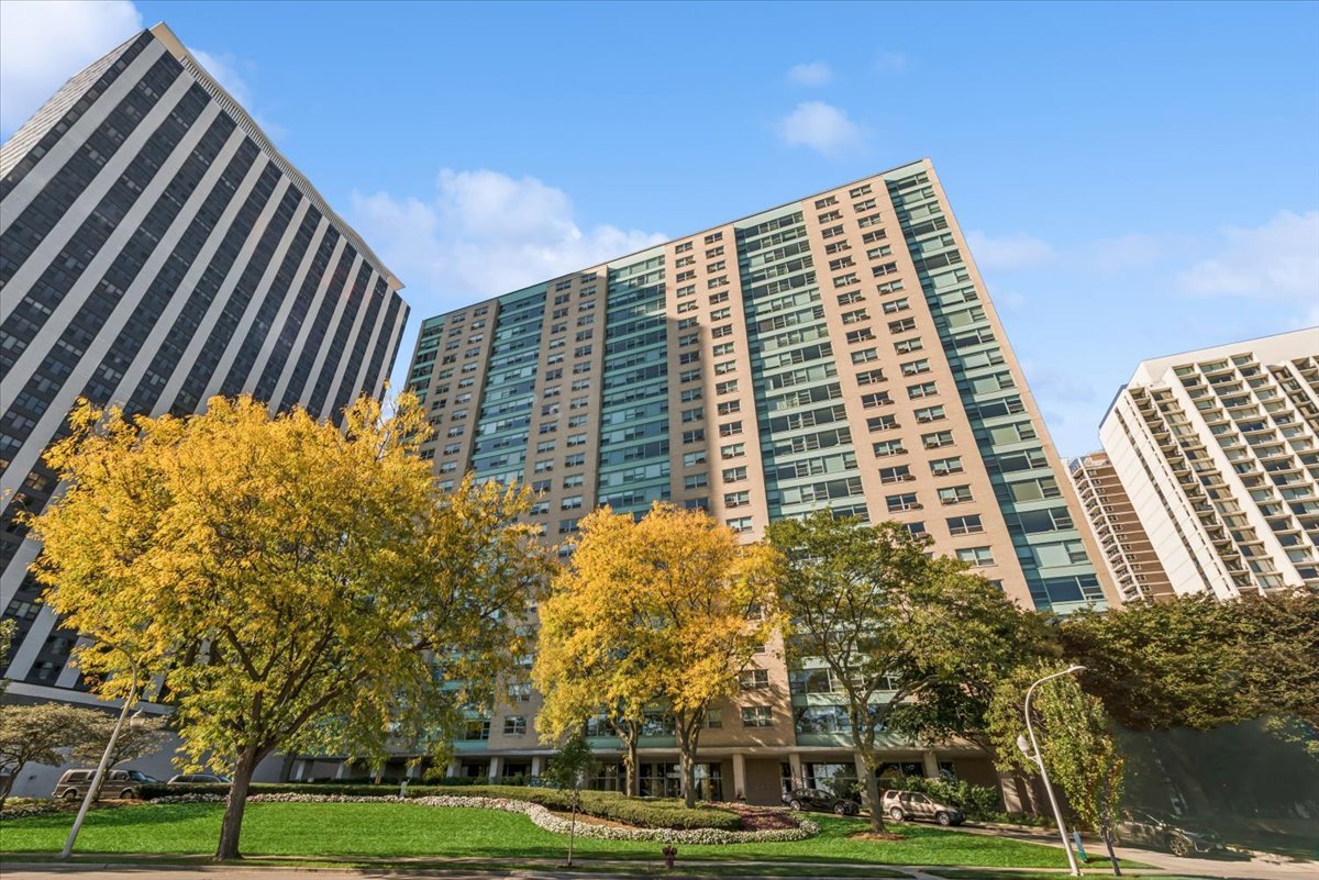 3180 Lake Shore Drive