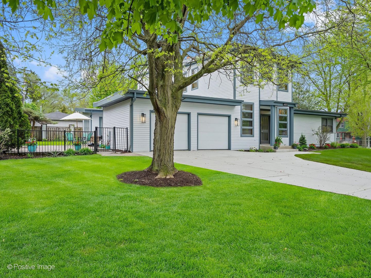 4557 Woodland Avenue