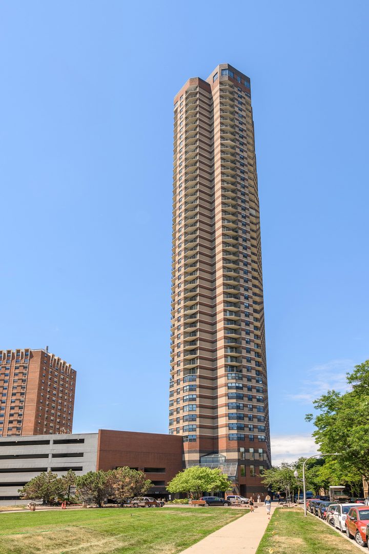 3660 Lake Shore Drive