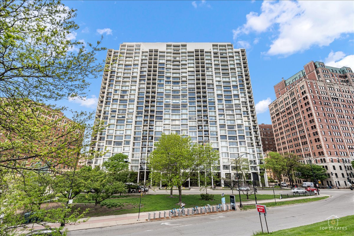 3200 Lake Shore Drive