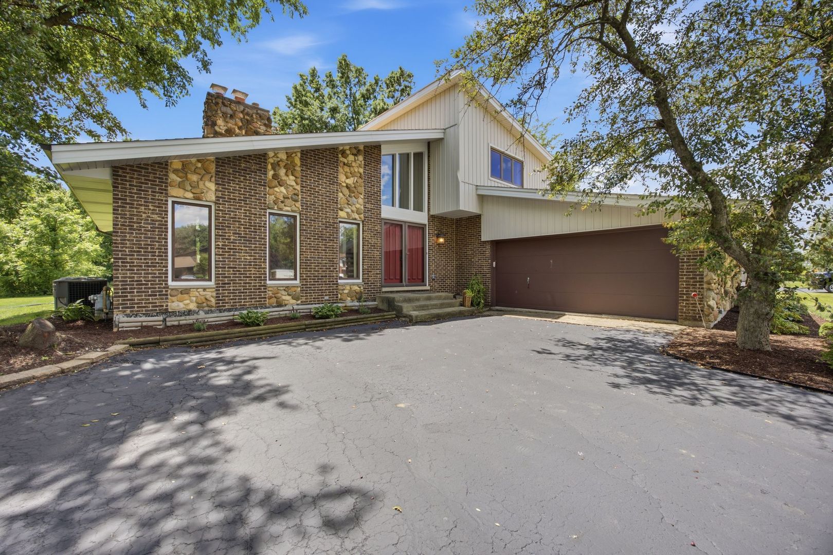 19W471 Deerpath Lane