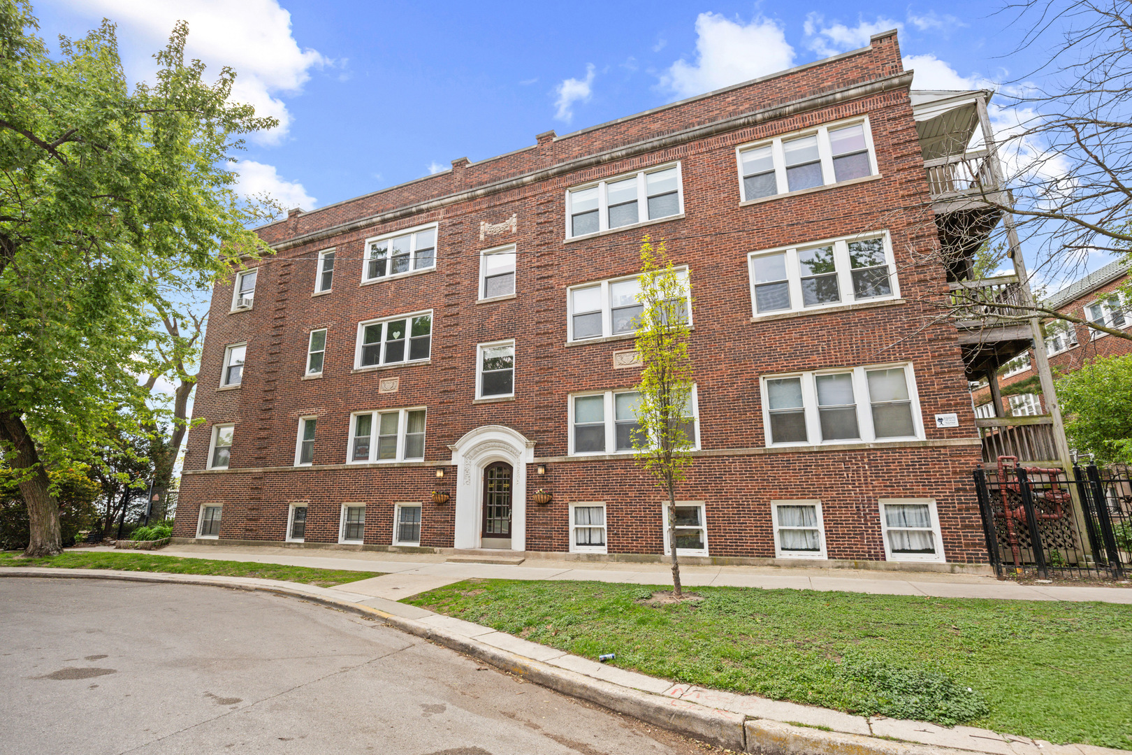 1221 JARVIS Avenue