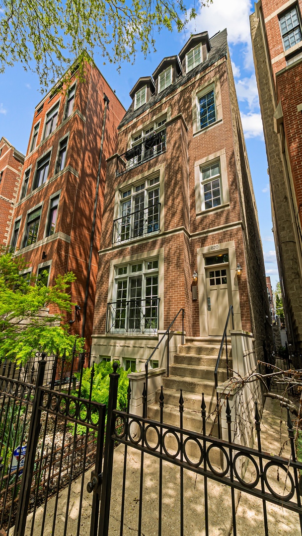 820 Buckingham Place